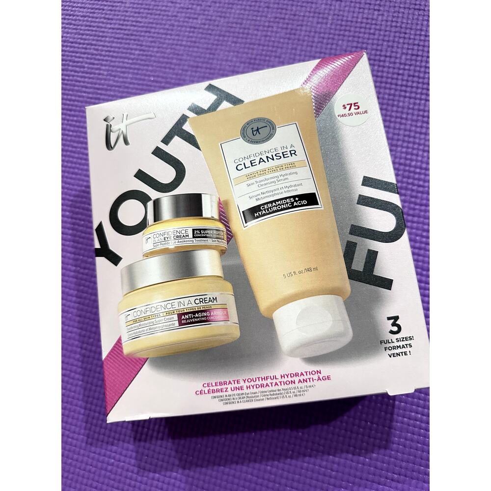 $140 it Cosmetics Skincare Set: face cleanser, Confidence eye cream moisturizer